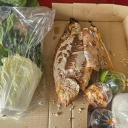 สมพรปลาเผา  อยู่ร้านเดี่ยวกับข้าวต้มเเม่อนงค์