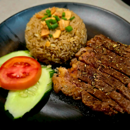 ข้าวผัดกะเทียมเนื้อสเต๊ก