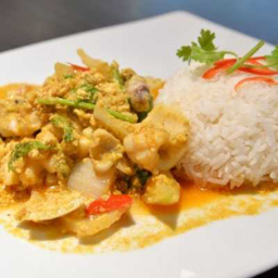 ข้าวราดหมึกผัดผงกะหรี่