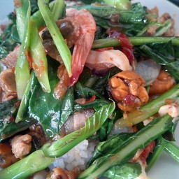 ผัดคะน้าทะเลราดข้าว