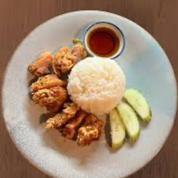 ข้าวไก่กรอบซอสน้ำปลา