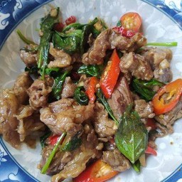 ข้าวราดเนื้อผัดโหระพา