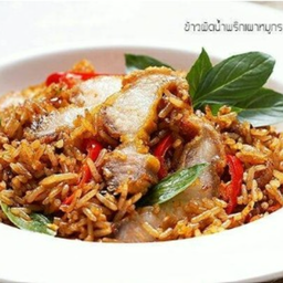 ข้าวผัดต้มยำหมูกรอบ