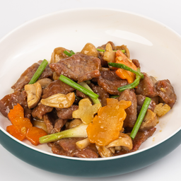 (ขจ)-เนื้อผัดน้ำมันหอย Stir-Fried Beef with Oyster Sauce.