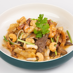 (ขจ)-ผัดโป้ยเซียน Sauteed Mixed Seafood & Pork Intestines with Cashew Nuts.
