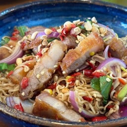 ยำมาม่าหมูกรอบ