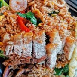 ข้าวผัดต้มยำหมูกรอบ(จานใหญ่)