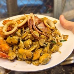 ผัดไทห่อไข่ทะเล(กุ้ง+หมึก+หอยแมลงภู่+หอยลาย)