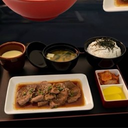 เซ็ต เนื้อวากิว ย่าง (ข้าว+ซุปมิโซะ+ไข่ตุ๋น+กิมจิ)