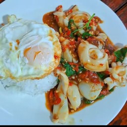 กระเพราปลาหมึกไข่ดาว