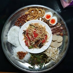 นาส้มตำ ปลาเผาเเจ่วฮ้อน ลาดหลุมเเก้ว