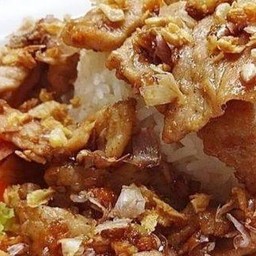 หมูทอดกระเทียมพริกไทยราดข้าว