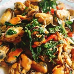 หอยผัดโหระพาราดข้าว