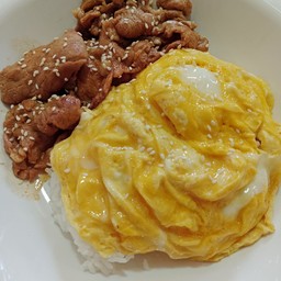 ข้าวหน้าหมูสไลด์+ไข่ข้น