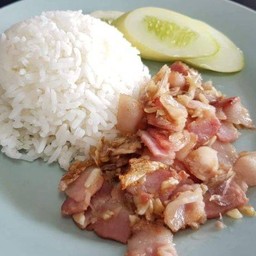 เบคอนทอดกระเทียมพริกไทยราดข้าว