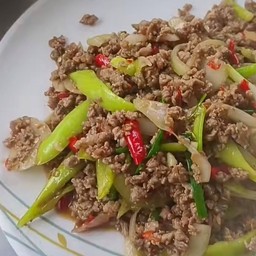 ข้าวเนื้อสับผัดพริกหยวก