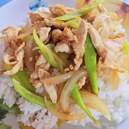 ข้าวผัดอกไก่พริกหยวก