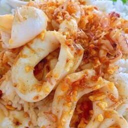 หมึกทอดกระเทียมพริกไทยราดข้าว