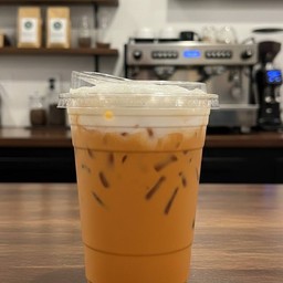 ชาไทยเกรดพรีเมียมสกัดด้วยเครื่องทำกาแฟแก้วต่อแก้ว ทำให้ไดเรสชาติชาที่เข้มสีสวยหอมละมุนไม่เฝื่อน