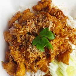 ไก่ทอดกระเทียมพริกไทยราดข้าว