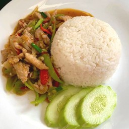 ข้าวหมูสามชั้นผัดพริกหยวก