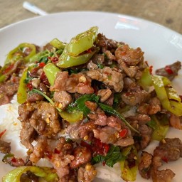 ข้าวเนื้อสไลด์ผัดพริกหยวก