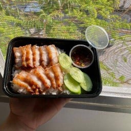 คุณน้า หมูกรอบ