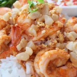 กุ้งทอดกระเทียมพริกไทยราดข้าว