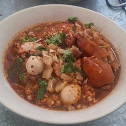 ร้านก๋วยเตี๋ยวขาหมูแม่สมหมาย -