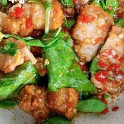 หมูกรอบผัดโหระพาราดข้าว