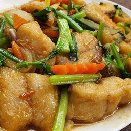 เนื้อปลาผัดขึ้นช่าย