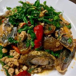 ไข่เยี่ยวม้ากระเพรากรอบ