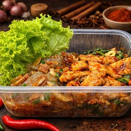 เส้นมันเทศคลุกไก่ผัดซอสพริกเผา