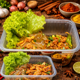 เส้นมันเทศคลุกไก่สับ+อกไก่ชิ้นผัดซอสพริกเผา