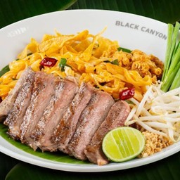 ผัดไทยพริกแห้งโหระพาเนื้อนิวซีแลนด์ย่าง