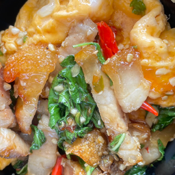 กระเพราหมูกรอบไข่ข้น