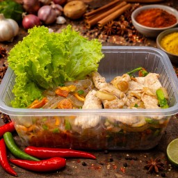 เส้นมันเทศคลุกซอสไก่ผัดกระเทียมพริกไทย