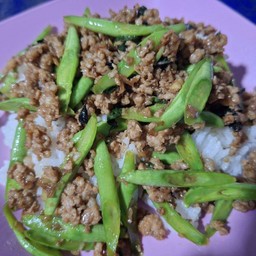 ถั่วฝักยาวผัดหมูสับราดข้าว