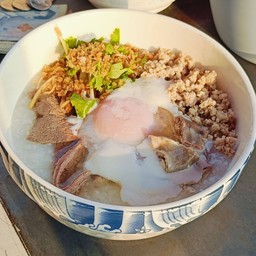 โจ๊กหมู ตับ ใส้ ไข่ลวก