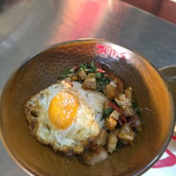 กระเพราหมูกรอบ+ไข่ดาว