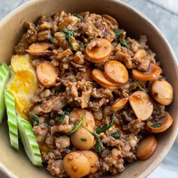 ข้าวกระเพราหมูสับไส้กรอกไข่ข้น