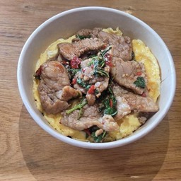 ข้าวไข่ข้นกะเพราหมูชิ้น