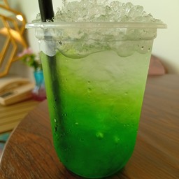น้ำเขียวโซดาเย็น (ไม่สุขภาพ ไม่ตีโต)