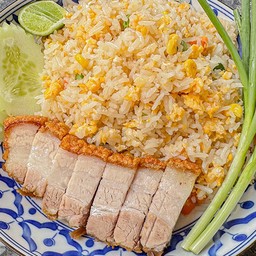 ข้าวผัดหมูกรอบ