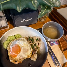 ข้าวกะเพราปลาหมึก HH