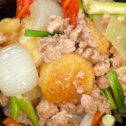 หมูสับผัดเต้าหู้ไข่ราดข้าว