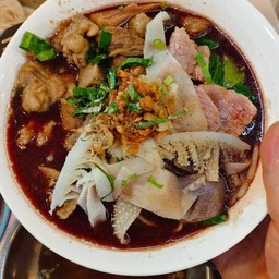 ตาฟลุ๊ค-ก๋วยเตี๋ยวเนื้อ-ลูกชิ้นแชมป์ หน้าวัดศาลาแดง