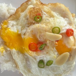 ไข่ดาวแฝดโรยน้ำปลาพริกราดข้าว