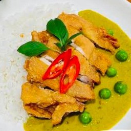 ข้าวไก่กรอบ+แกงเขียวหวานใส่ถั่วลันเตา