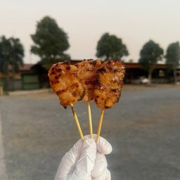 หมูนมสด 10 ไม้ + ข้าวเหนียว 2 ห่อ